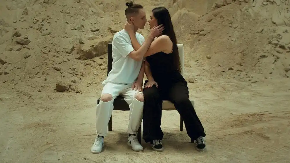 скачать клип Alex Matthew ft. Silvia - Ultima Vara