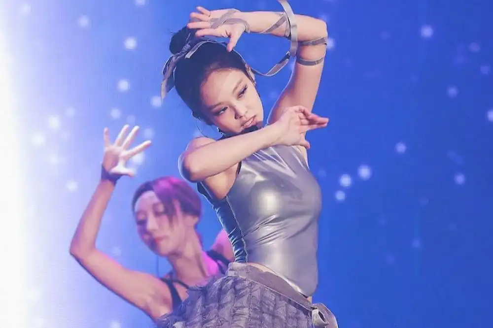 скачать клип JENNIE - You & Me