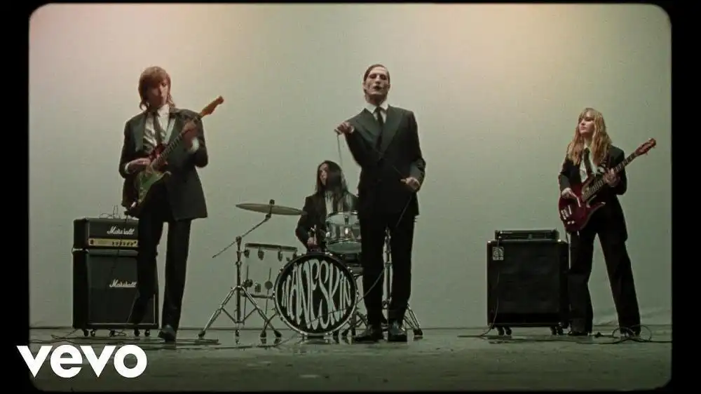 скачать клип Maneskin - ZITTI E BUONI