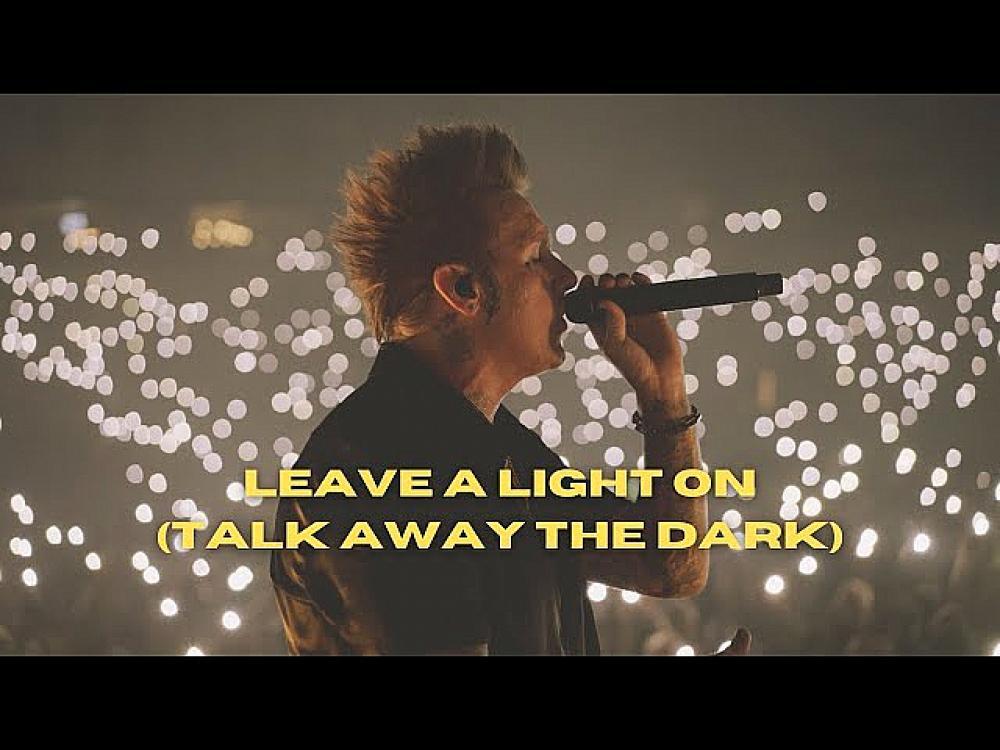 скачать клип Papa Roach - Leave A Light On - Live