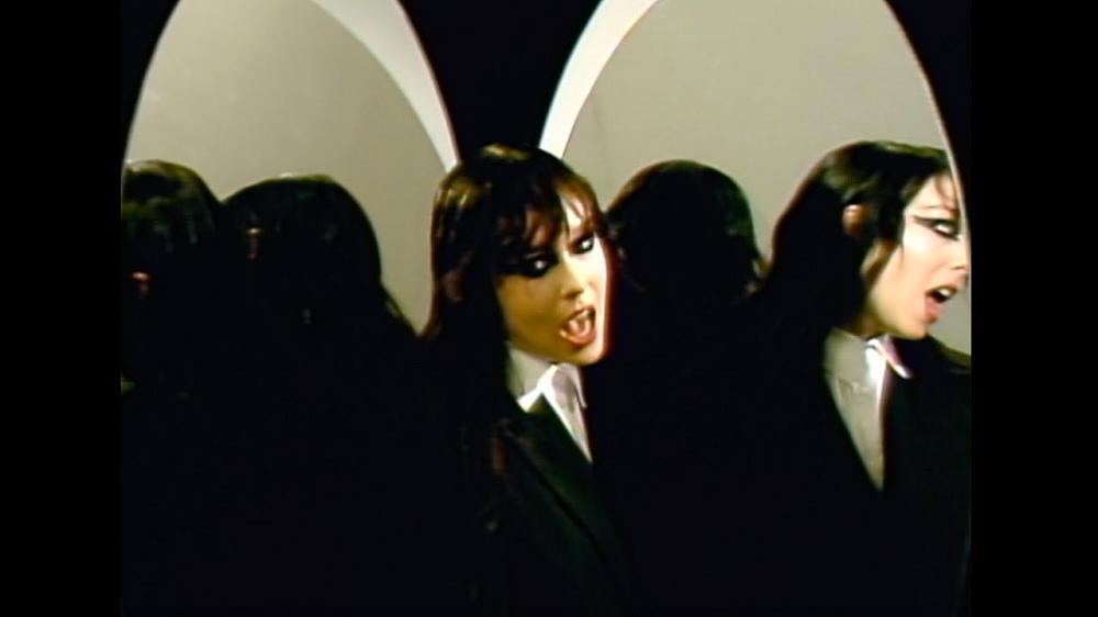 скачать клип Allie X - Black Eye