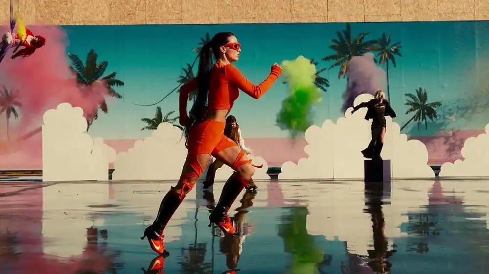 скачать клип Zivert - бери и беги