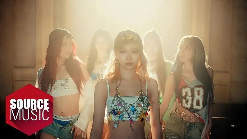 скачать клип LE SSERAFIM - EASY