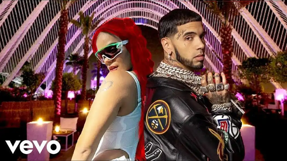 скачать клип Peso Pluma and Karol G - Ayer Te Vi Solita