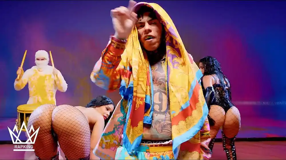 скачать клип 6IX9INE - SAX ft. Quavo, Cardi B, Tyga