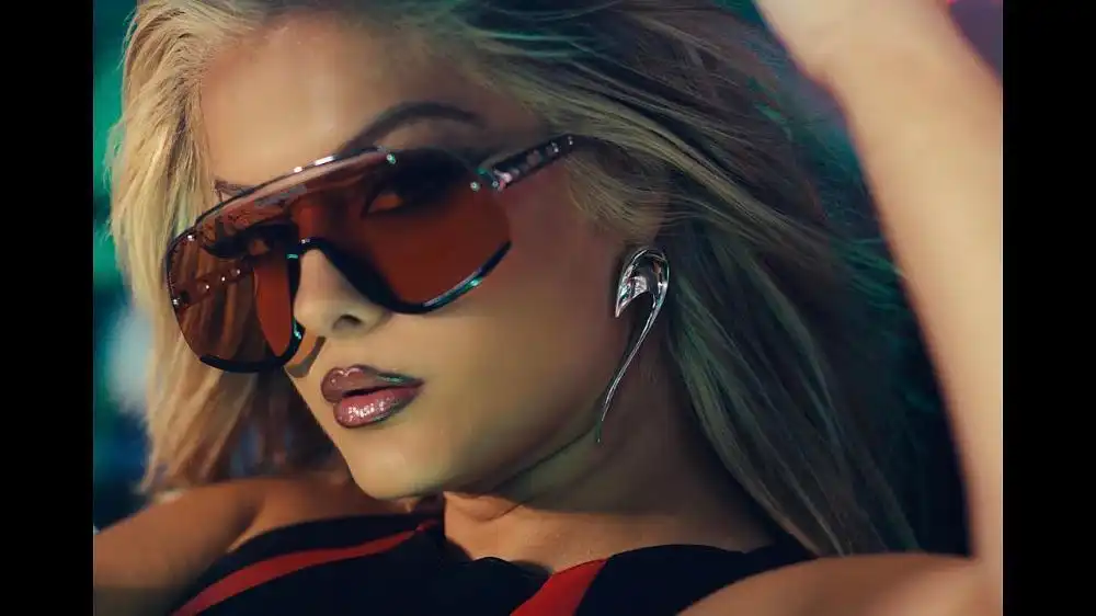 скачать клип Bebe Rexha - Chase It