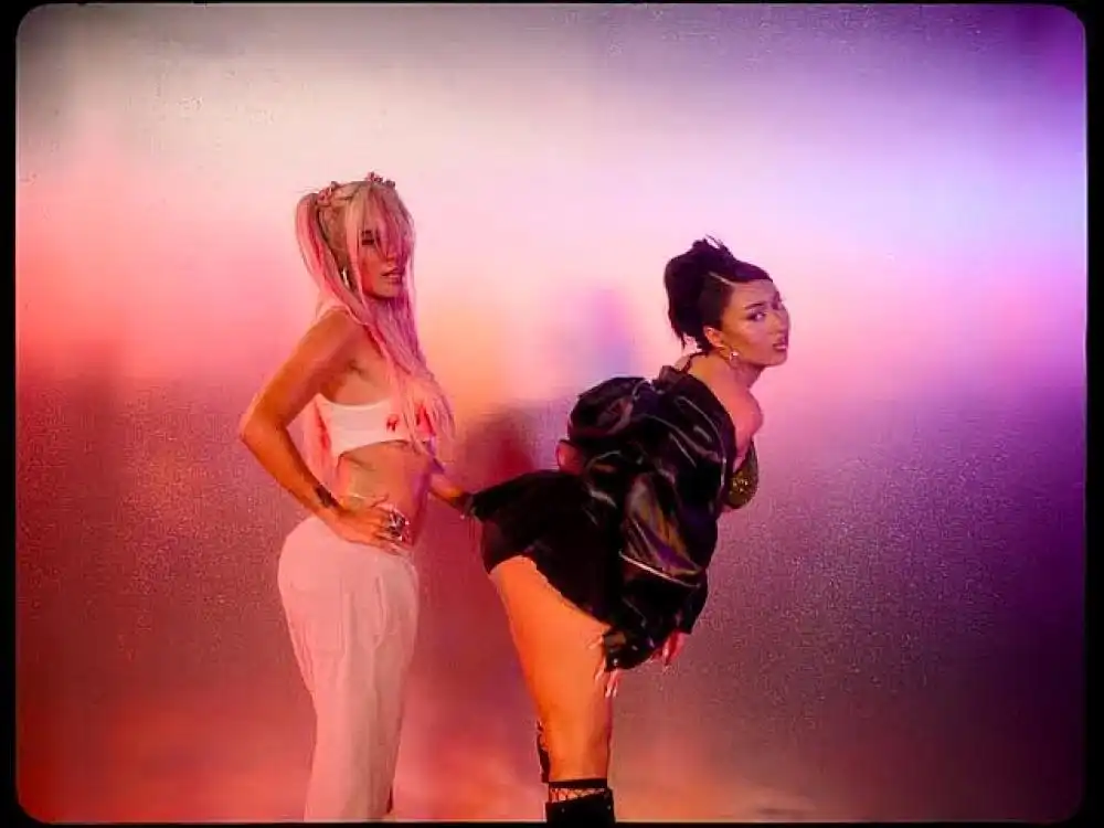 скачать клип Kali Uchis and KAROL G - Labios Mordidos