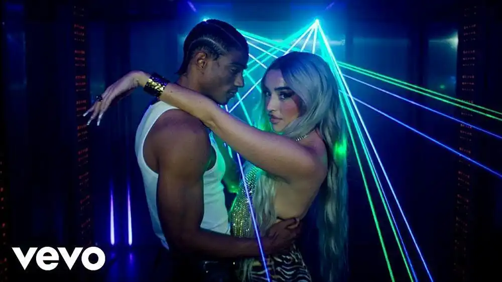 скачать клип Lola Indigo - LA REINA