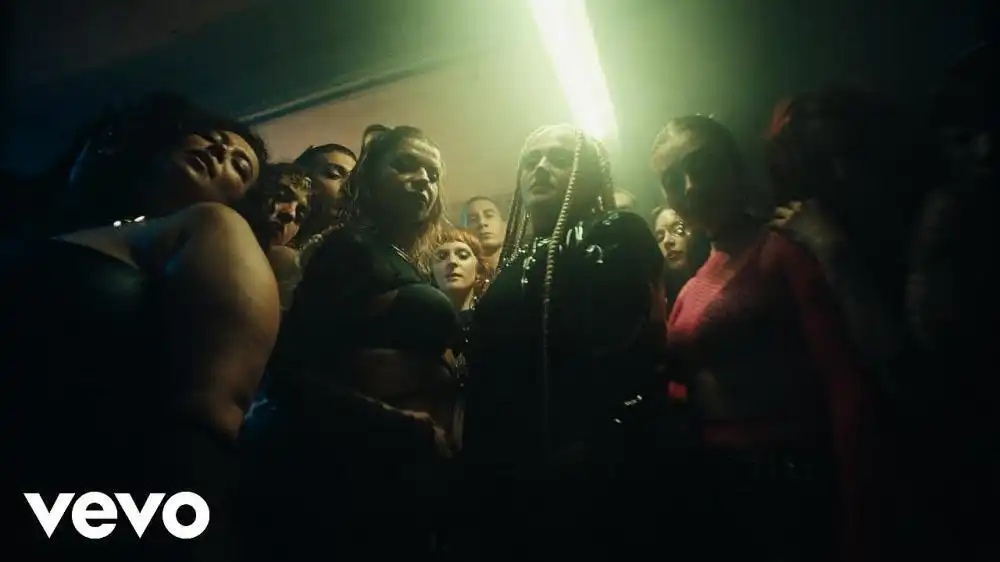 скачать клип Alessandra Amoroso - Mezzo Rotto