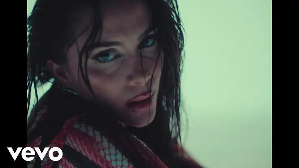 скачать клип Greeicy - A Veces A Besos