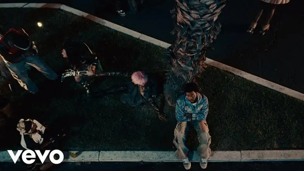 скачать клип Khalid - Adore U