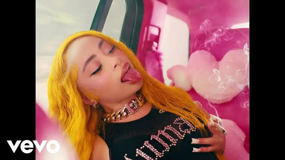 скачать клип Ice Spice - Gimmie A Light