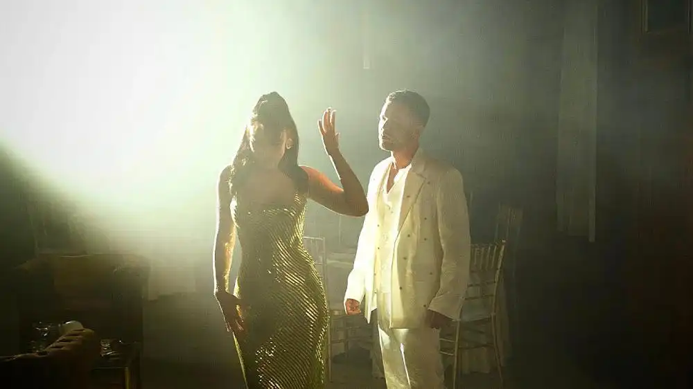 скачать клип DHURATA DORA ft. YLL LIMANI - MALLI 