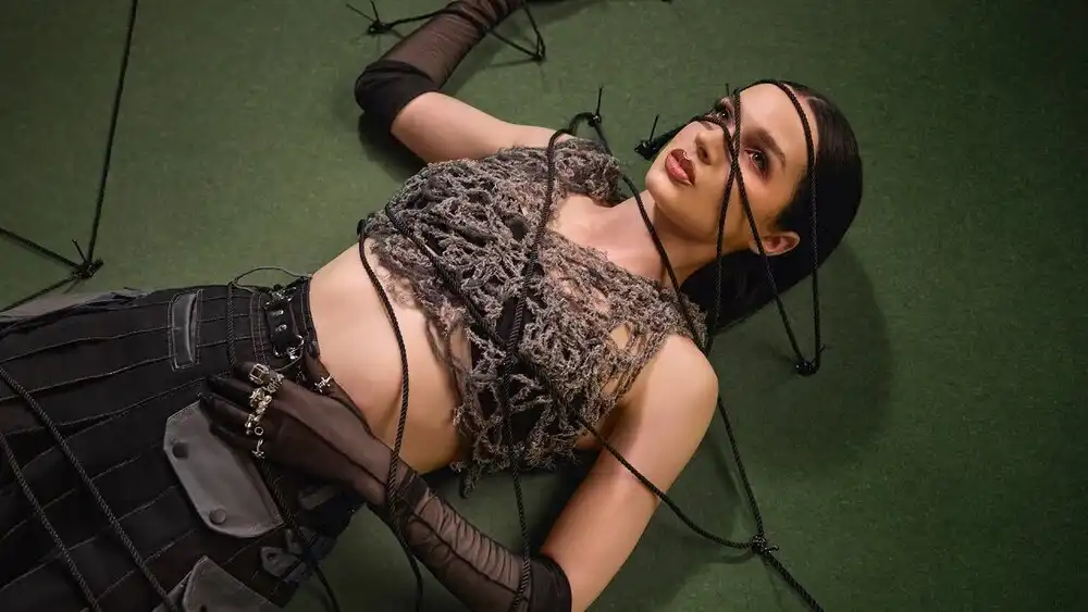 скачать клип Poppy - they are all around us