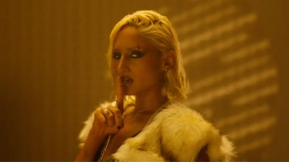 скачать клип Rhea Raj - HUSH