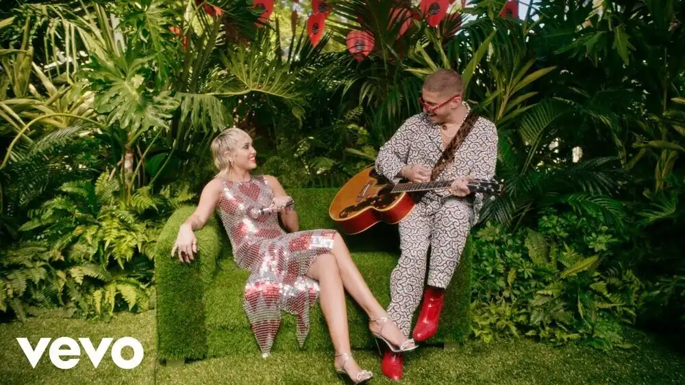 скачать клип Miley Cyrus - Plastic Hearts