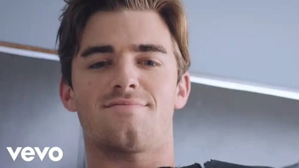 скачать клип The Chainsmokers - Waterbed