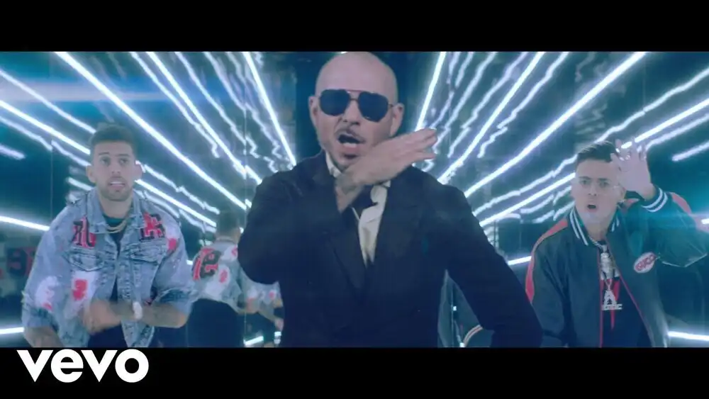 скачать клип Pitbull - Sueblo