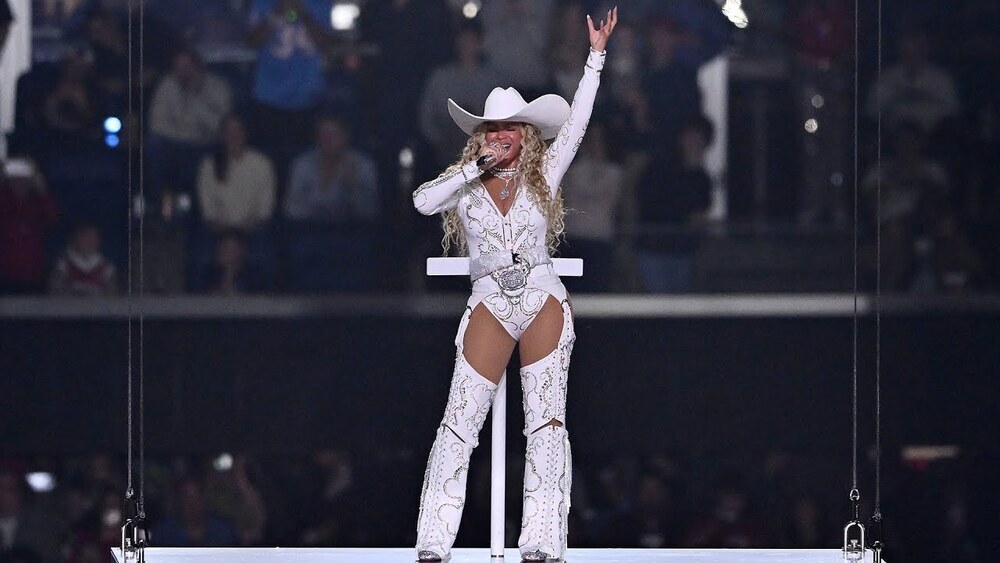 скачать клип Beyonce - Christmas Day Halftime Show