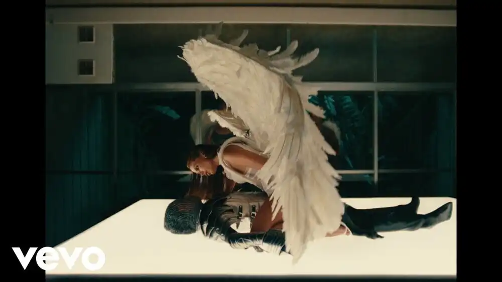 скачать клип Anitta - ROMEO