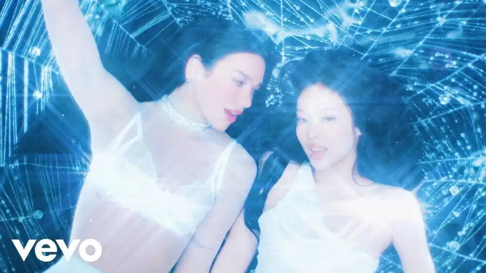 скачать клип JENNIE and Dua Lipa - Handlebars