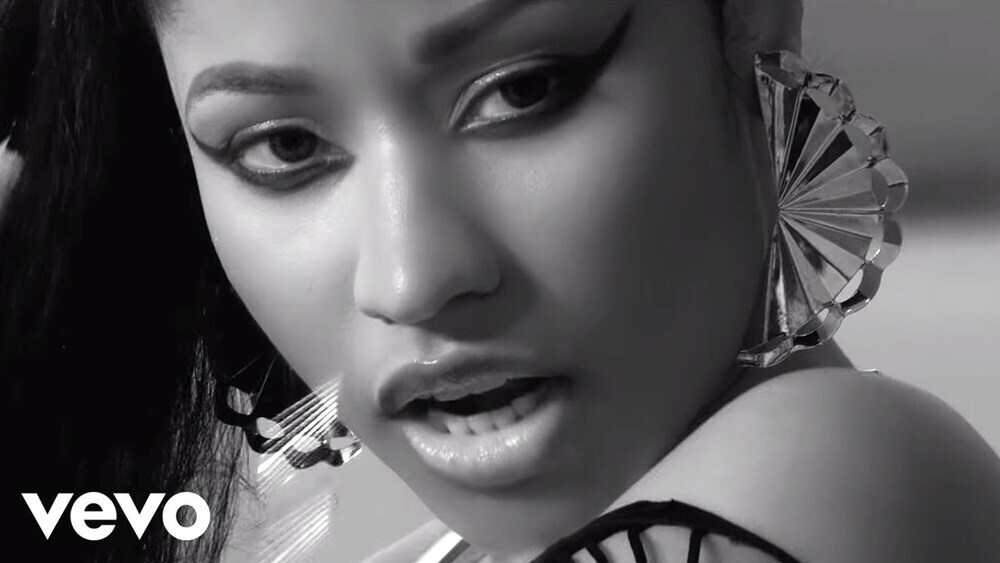 скачать клип Nicki Minaj - Lookin Ass