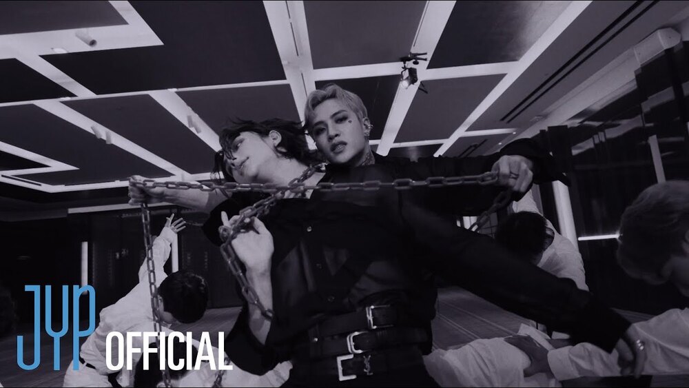 скачать клип Stray Kids - Red Lights