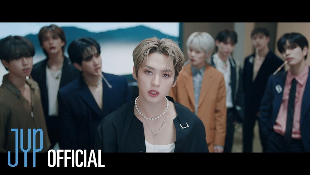 скачать клип Stray Kids - CHILL