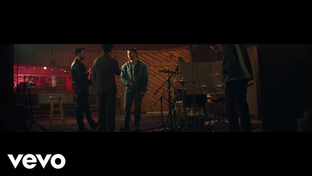 скачать клип Jonas Brothers - Love Me To Heaven