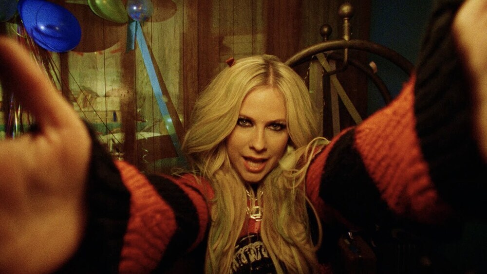 скачать клип Avril Lavigne - Young and Dumb
