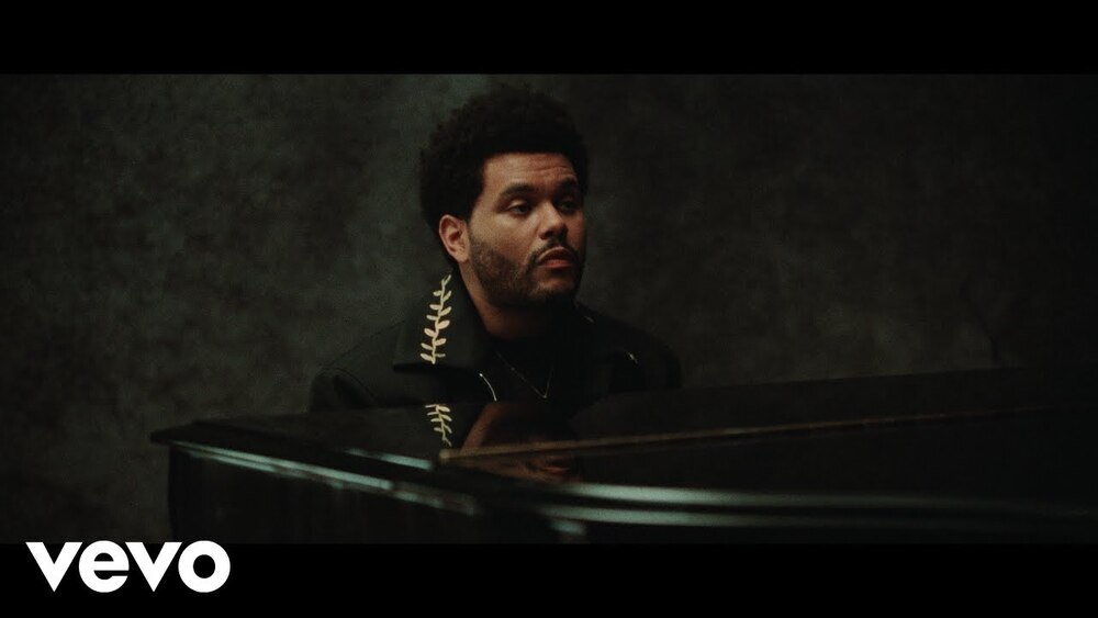 скачать клип The Weeknd - Hurry Up Tomorrow