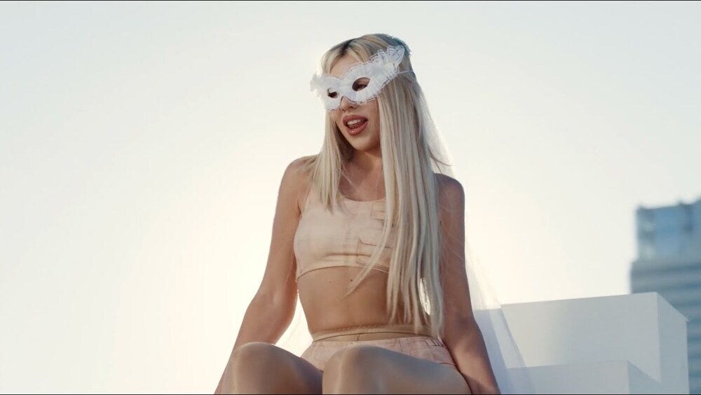 скачать клип Ava Max - Lovin Myself
