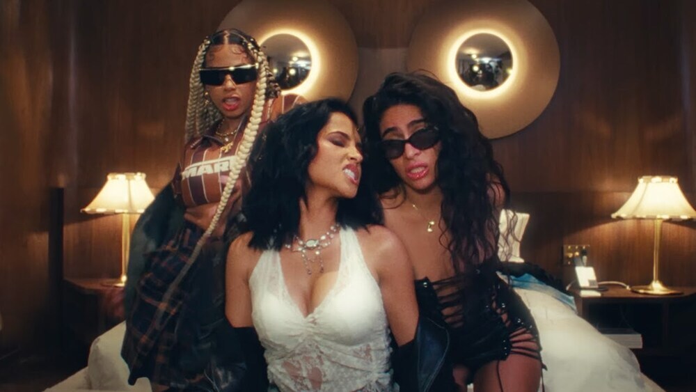 скачать клип Emotional Oranges, Jessie Reyez, Becky G - CANDY GUM