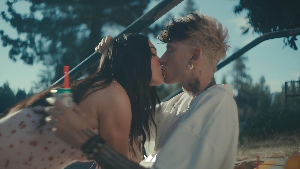 скачать клип mgk, The Kid LAROI - LIFE iS A MOVIE