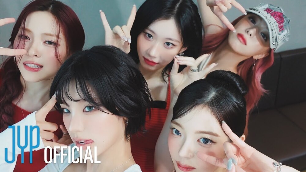 скачать клип ITZY - Kiss and Tell