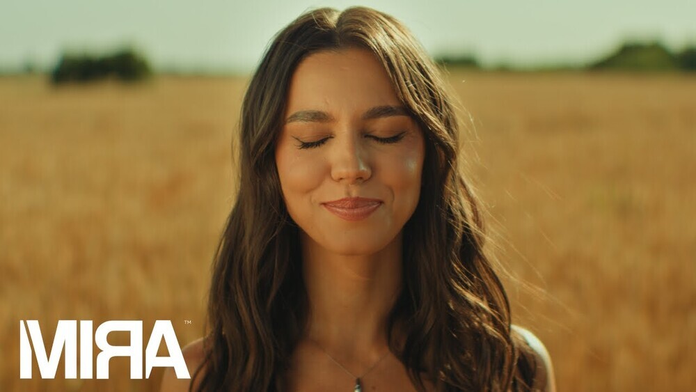 скачать клип MIRA - Cu Talpile Goale