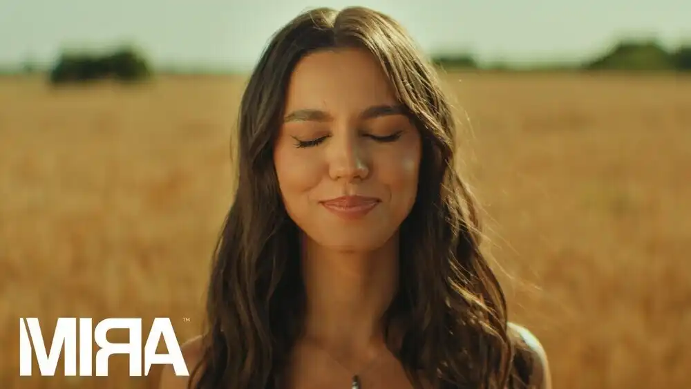 скачать клип MIRA - Cu Talpile Goale