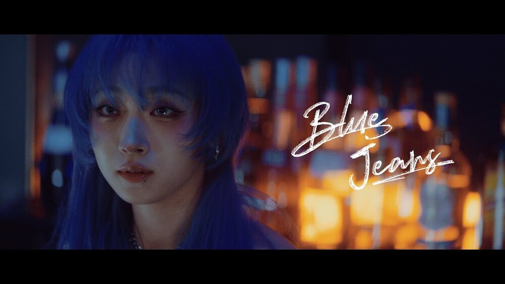 скачать клип HANA - Blue Jeans
