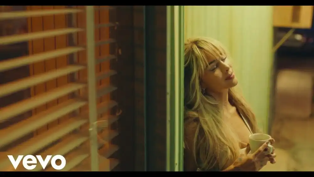 скачать клип Greeicy - Estas Ganas