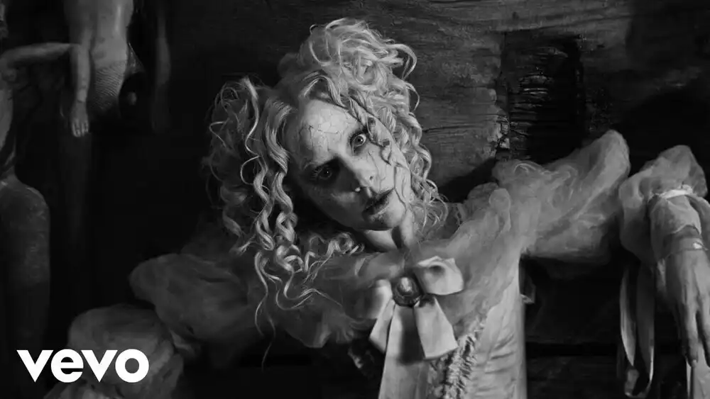 скачать клип Lady Gaga - The Dead Dance