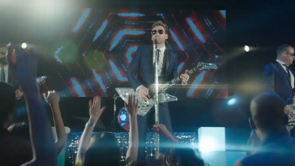 скачать клип Nickelback - She Keeps Me Up