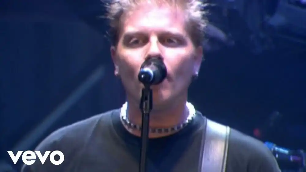 скачать клип The Offspring - Million Miles Away