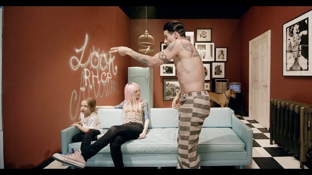 скачать клип Red Hot Chili Peppers - Look Around