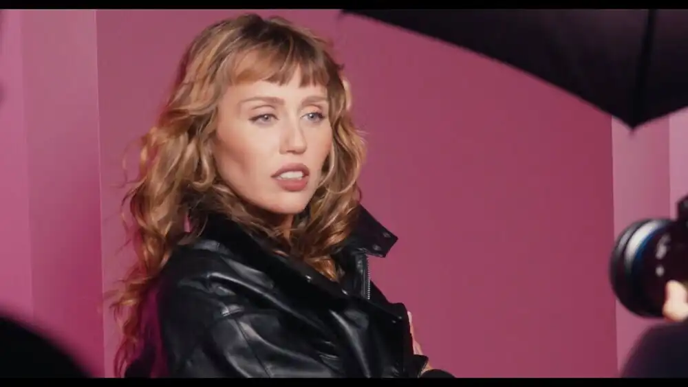 скачать клип Miley Cyrus - Maybe It is