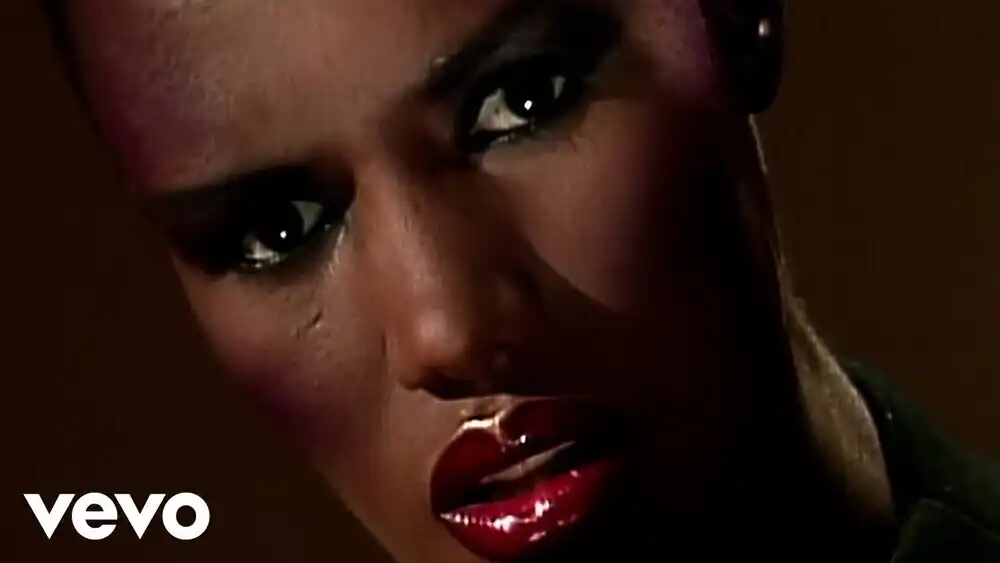 скачать клип Grace Jones - I have Seen That Face Before