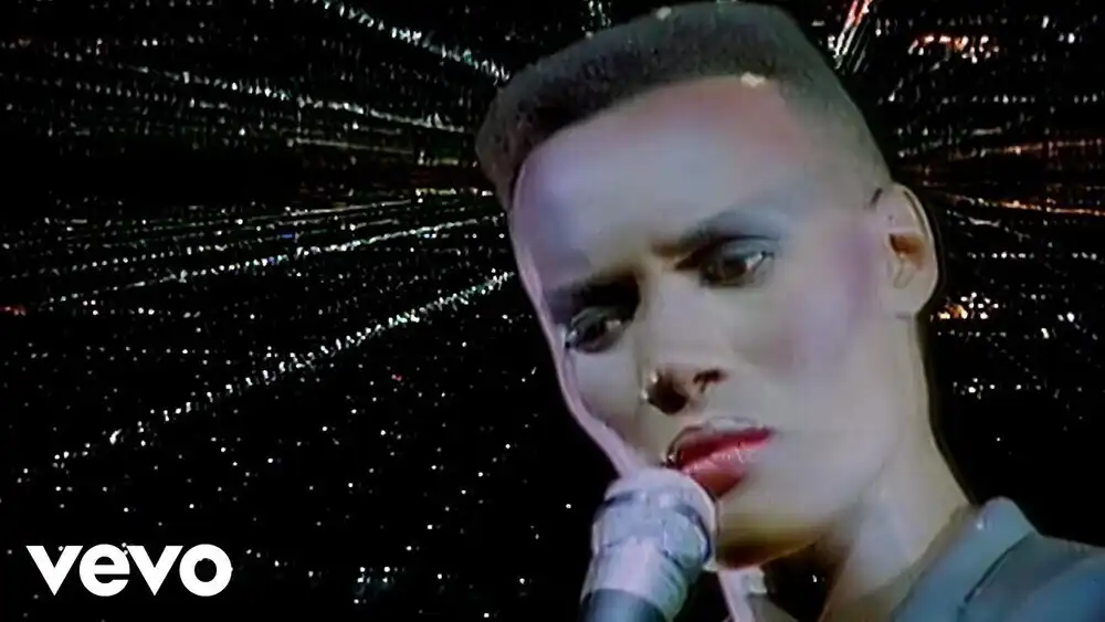 скачать клип Grace Jones - Pull Up To The Bumper