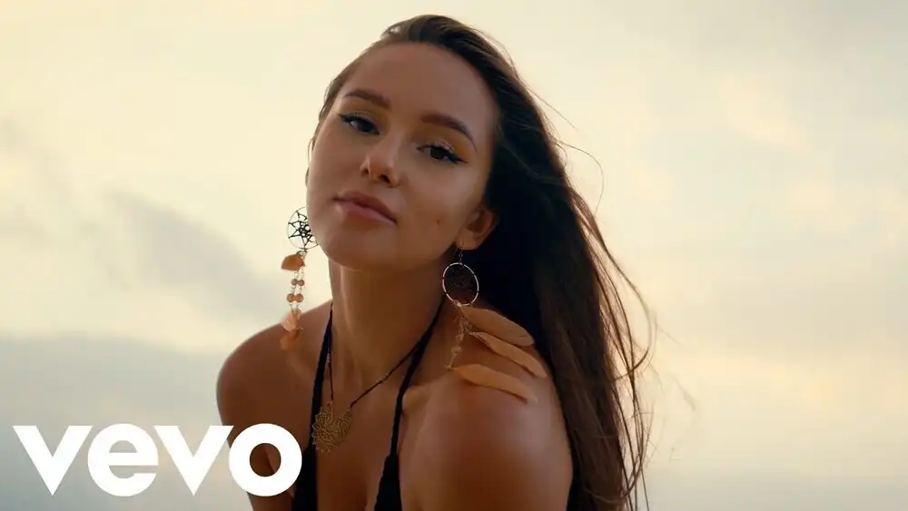 скачать клип ELARIS - Tomorrow