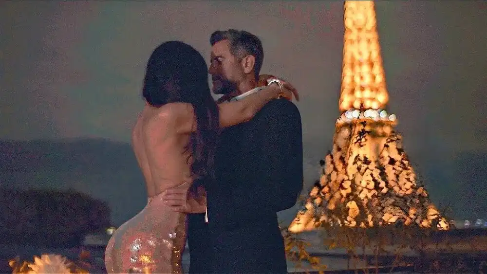 скачать клип Lola Astanova, Sebastien Izambard - Tu Es Belle