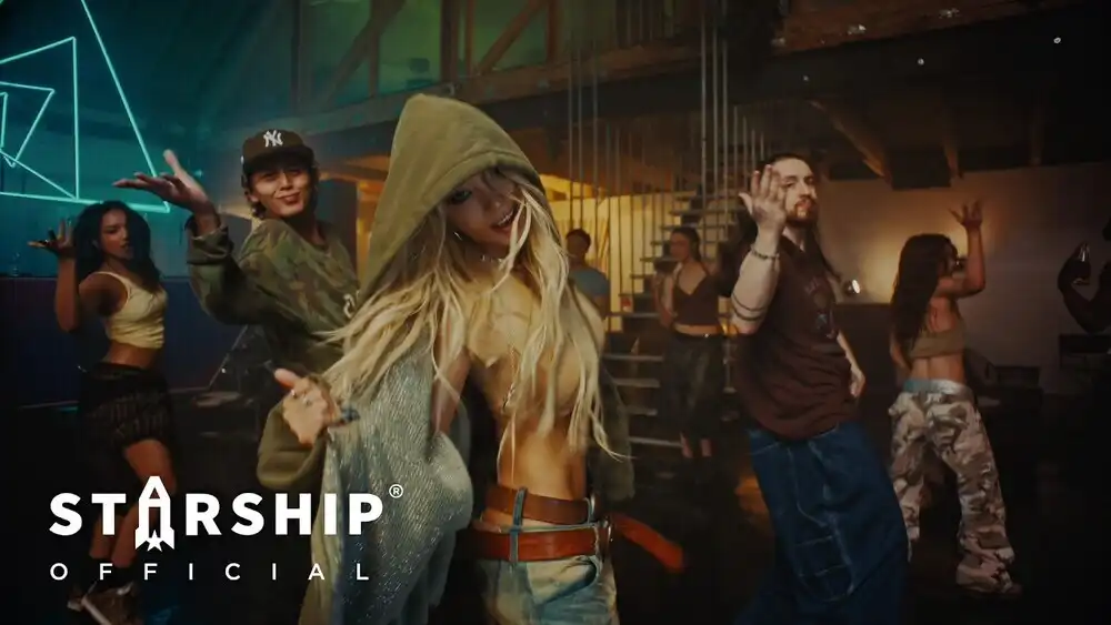 скачать клип DAYOUNG - What is a girl to do