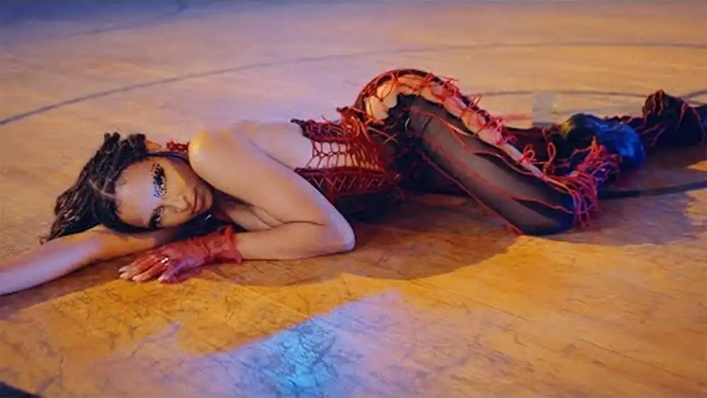 скачать клип Tinashe - Bouncin